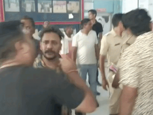 छात्रा की मौत पर परिजनों ने अस्पताल में हंगामा किया