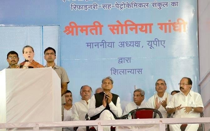 ये फोटो भी उसी प्रोग्राम की है, जिसमें संबोधित करती सोनिया गांधी और मंच पर बैठे गहलोत व अन्य नेता।