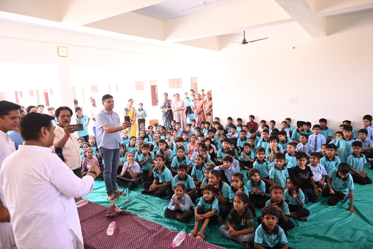 महात्मा गांधी राजकीय अंग्रेजी माध्यम स्कूल में गोविंद सिंह डोटासरा ने बच्चों से संवाद किया।