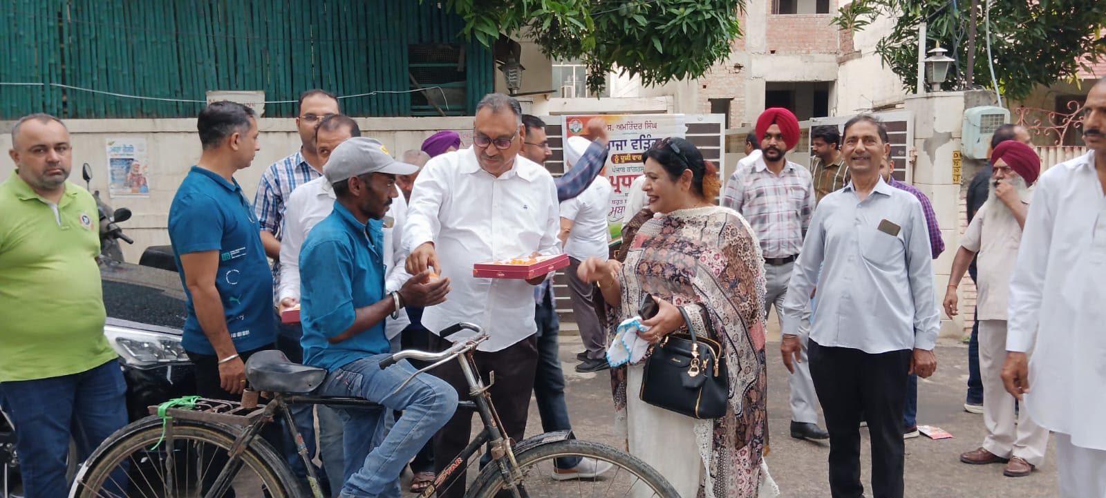 लुधियाना में राजा वडिंग गुट के पूर्व जिला प्रधान पवन दीवान लड्डू बांटते हुए।