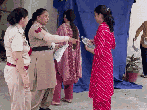 हिसार में पानी की बोलत लेकर आई कैंडिडेट को बाहर भेजतीं पुलिसकर्मी