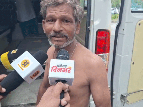मलबे से जिंदा बचे रमेश नाम के व्यक्ति ने कहा कि हम अंदर 20 से 25 लोग थे।