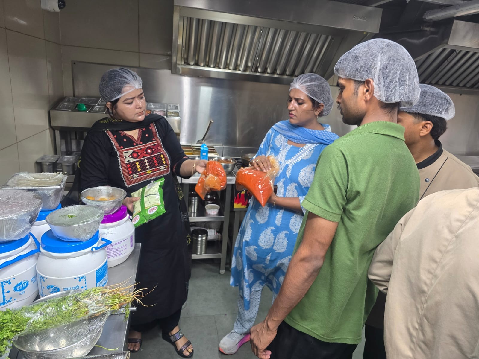 केमिकल मिलाकर दोबारा पैकिंग कर बेच रहे थे इस्तेमाल हुई चायपत्ती, बाराबंकी में अवैध फैक्ट्री सील
