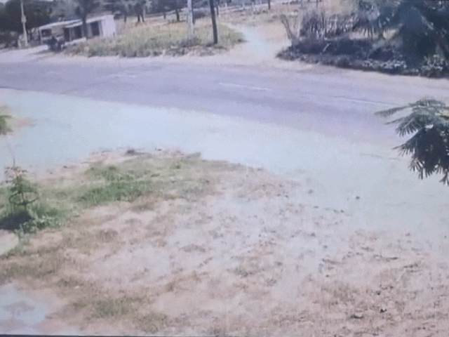 डंपर टक्कर मारने के बाद स्कूटी सवार कर्मचारी को घसीटता ले गया।