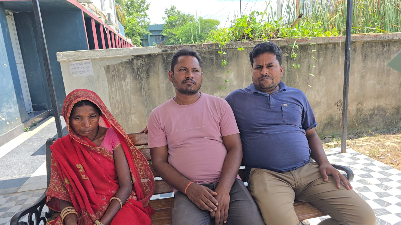 पोस्टमार्टम हाउस पहुंचे परिजन।