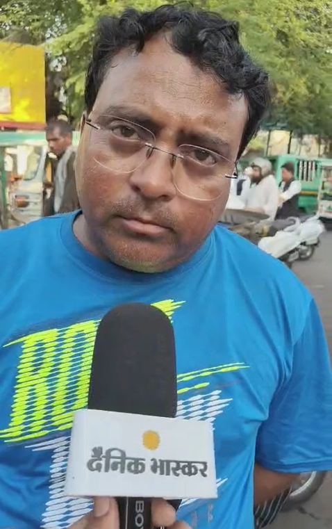 मिनहाज ने बताया कि ई-रिक्शा से सबसे ज्यादा परेशानी होती है, व्यवस्थित तरीके से खड़ा न होने की वजह से व्यापार प्रभावित होता है