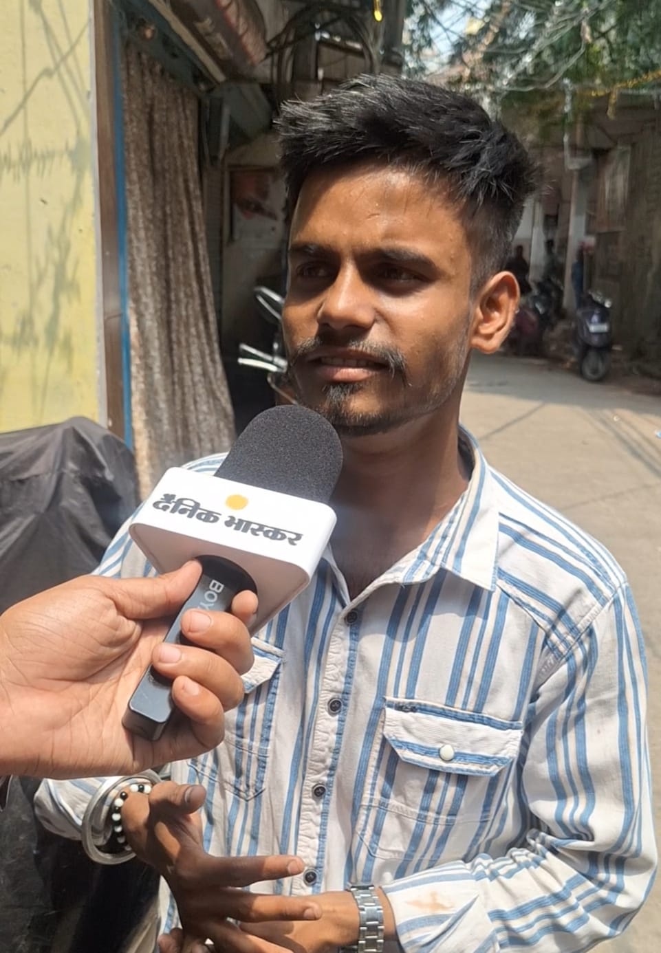 स्थानीय निवासी आदित्य ने बताया कि क्षेत्र में डोर-टू-डोर कूड़ा कलेक्शन समय पर नहीं होता, जिससे जगह-जगह गंदगी फैली रहती है।