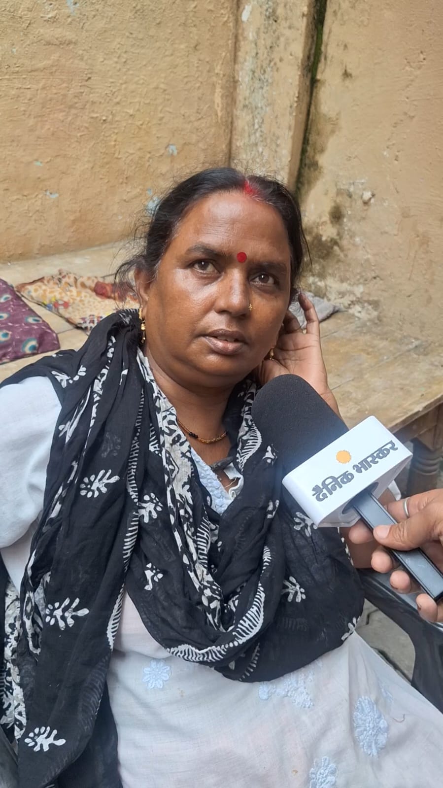 स्थानीय निवासी अनीता ने बताया कि उनके इलाके में जलभराव की समस्या स्थायी बन चुकी है। बारिश हो या सीवर ओवरफ्लो, घर के सामने हमेशा पानी भरा रहता है।