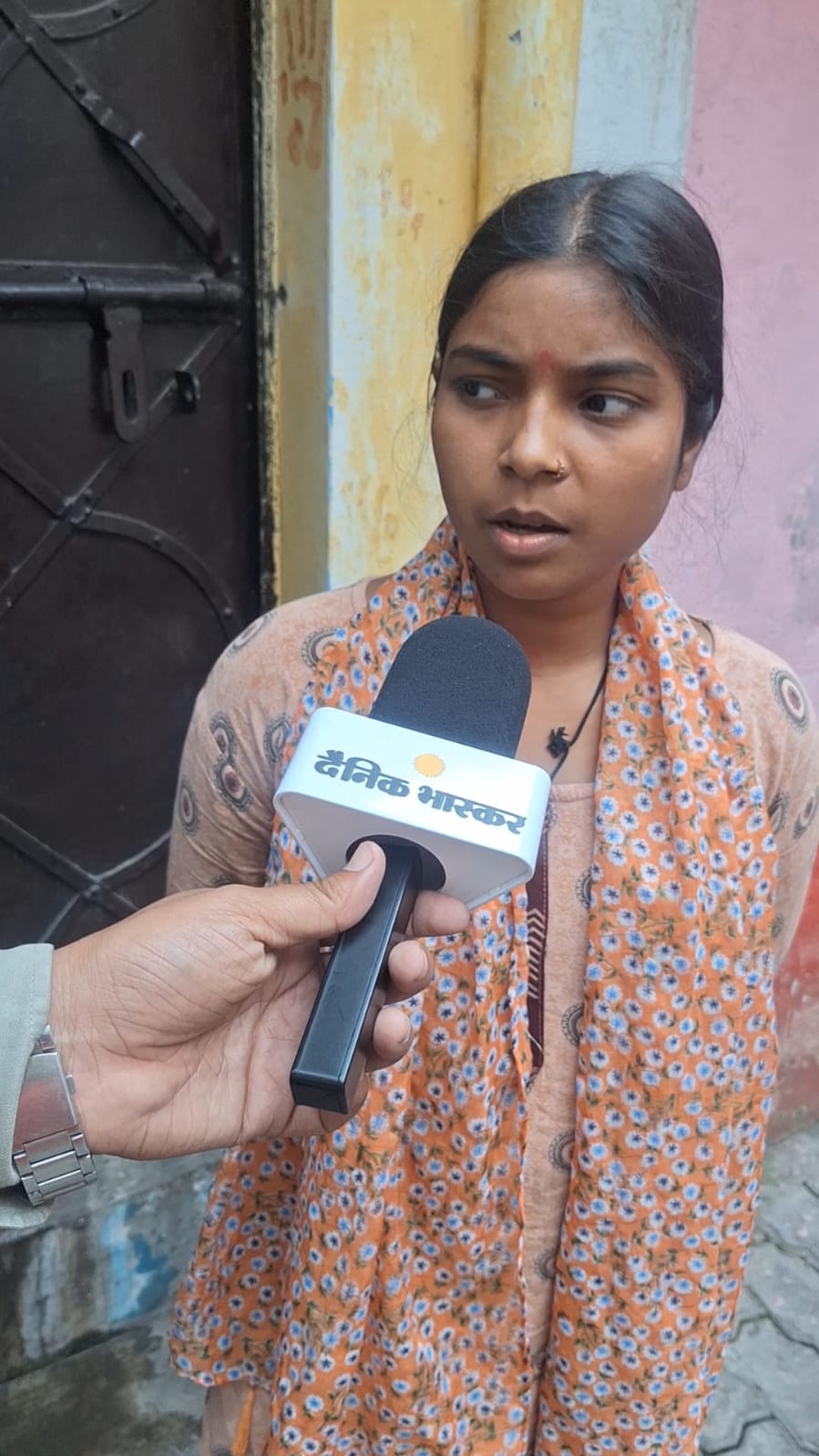अनुराधा ने बताया कि गली में पानी की पाइप लाइन न होना सबसे बड़ी समस्या है