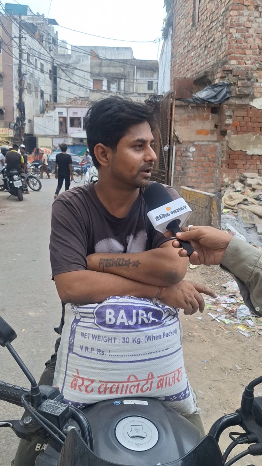 स्थानीय निवासी आशु ने कहा कि क्षेत्र में फैली गंदगी के लिए सिर्फ नगर निगम ही नहीं, बल्कि स्थानीय लोग भी जिम्मेदार हैं। उन्होंने कहा कि कई लोग कूड़ा निर्धारित स्थान पर फेंकने के बजाय सड़कों और खाली प्लॉटों में डाल देते हैं, जिससे गंदगी बढ़ती है।