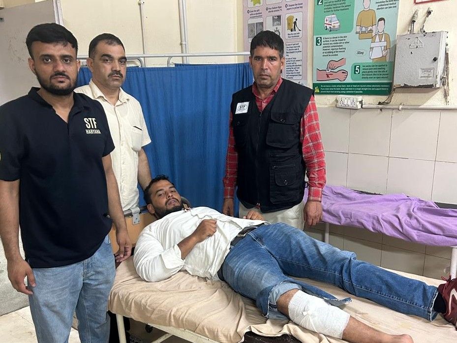 दिल्ली पुलिस के हेड कांस्टेबल अंकित पैर में गोली लगने से घायल हो गए।