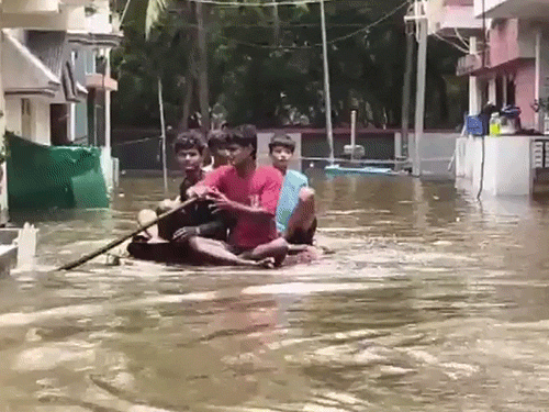 गुजरात के जूनागढ़ में सड़कों पर कमर तक पानी भर गया है। नाव में बैठकर सुरक्षित जगह जाते बच्चे।