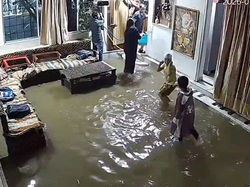 छत्तीसगढ़ में शनिवार रात बारिश के बाद रायपुर के टाटीबंध में घरों में पानी घुस गया।