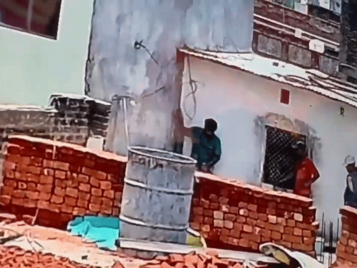एक निर्माणाधीन मकान में मजदूर काम कर रहे थे.