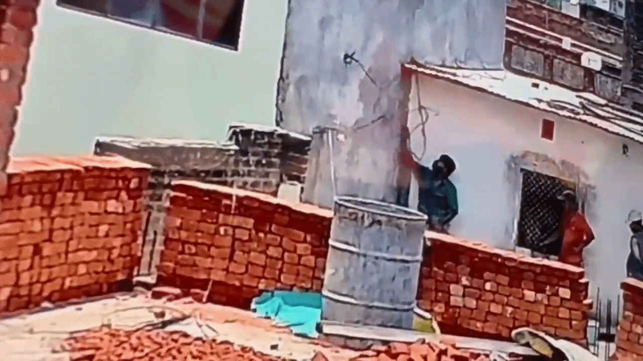 इसी दौरान देवेन्द्र ने बिजली का तार पकड़ लिया।