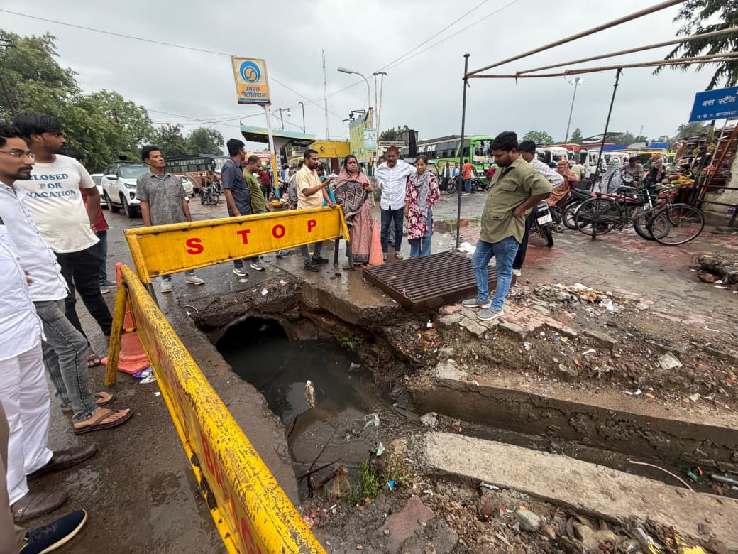 अधूरे पड़े नाले को देखतीं विधायक मुंजारे।
