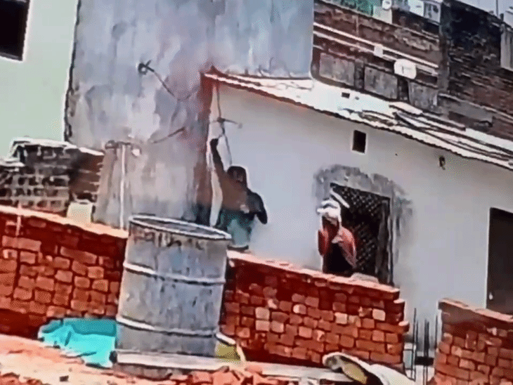 साथी मजदूरों ने फावड़ा मारकर देवेन्द्र का हाथ तार से छुड़ाया।