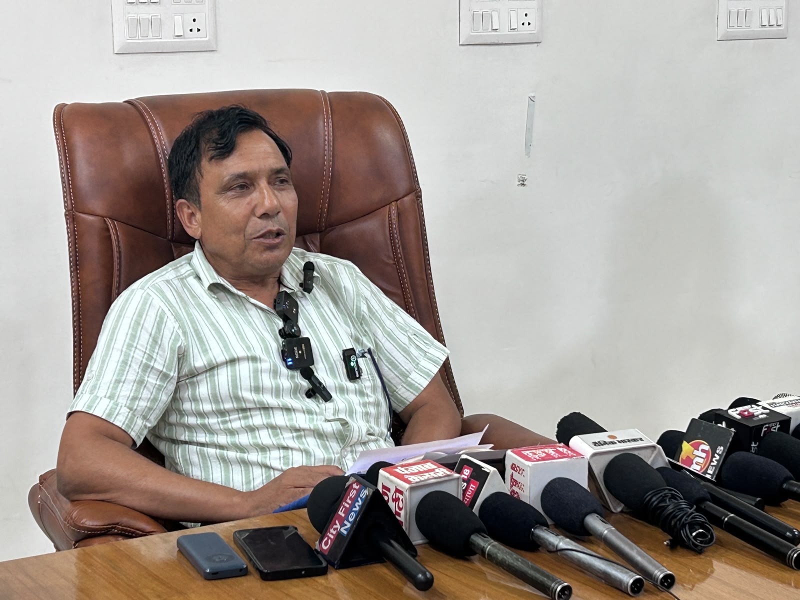 हांसी के पीडब्ल्यूडी रेस्ट हाउस में प्रेस वार्ता को संबोधित करते विभाग के अधिकारी संजीव त्यागी। - Dainik Bhaskar