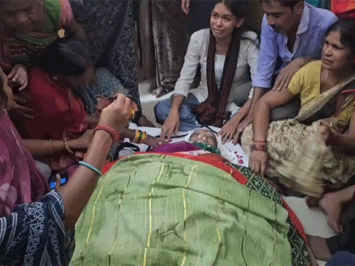 तीजन बाई का शव उनके पैतृक गांव गनियारी लाया गया।