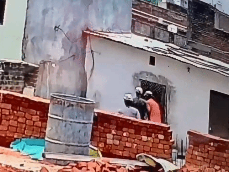देवेन्द्र जमीन पर गिर पड़ा। सहकर्मी उसे अस्पताल ले गए।