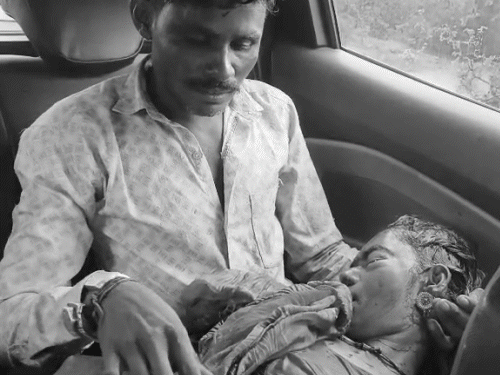 सावरकुंडला में दीवार गिरने से खाना पका रही महिला मलबे में दब कर गंभीर रूप से घायल हो गई।