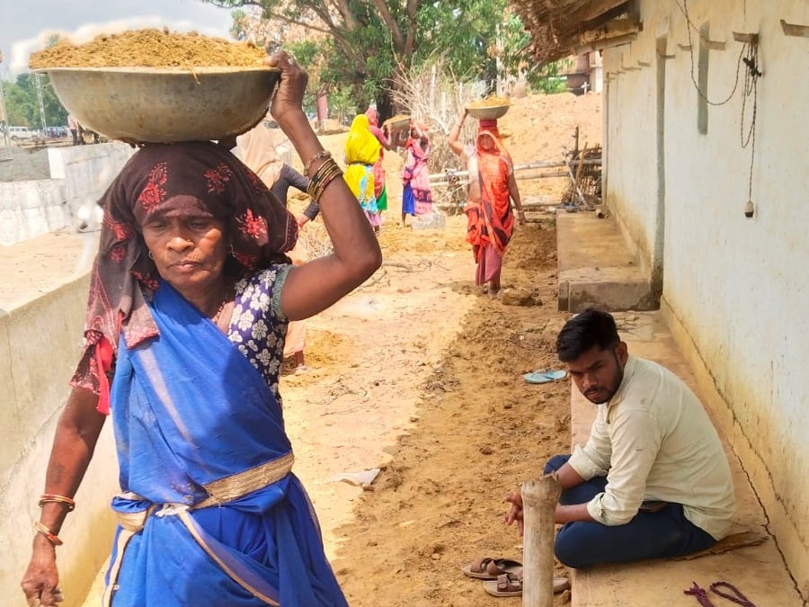अंडरब्रिज निर्माण के समय जल निकासी की सही व्यवस्था नहीं की गई।