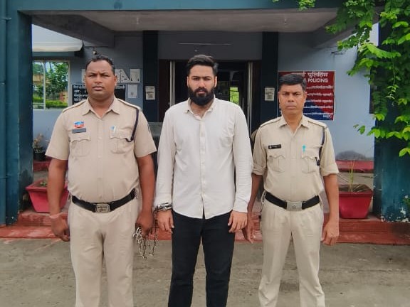 पुलिस ने आरोपी को गिरफ्तार कर लिया है, जिससे पूछताछ की जा रही है।