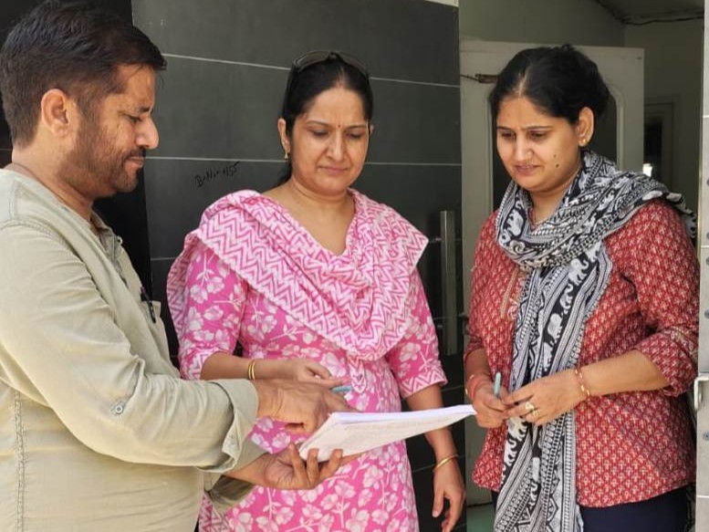 सिरसा में एसआईआर को लेकर सर्वे करते हुए बीएलओ