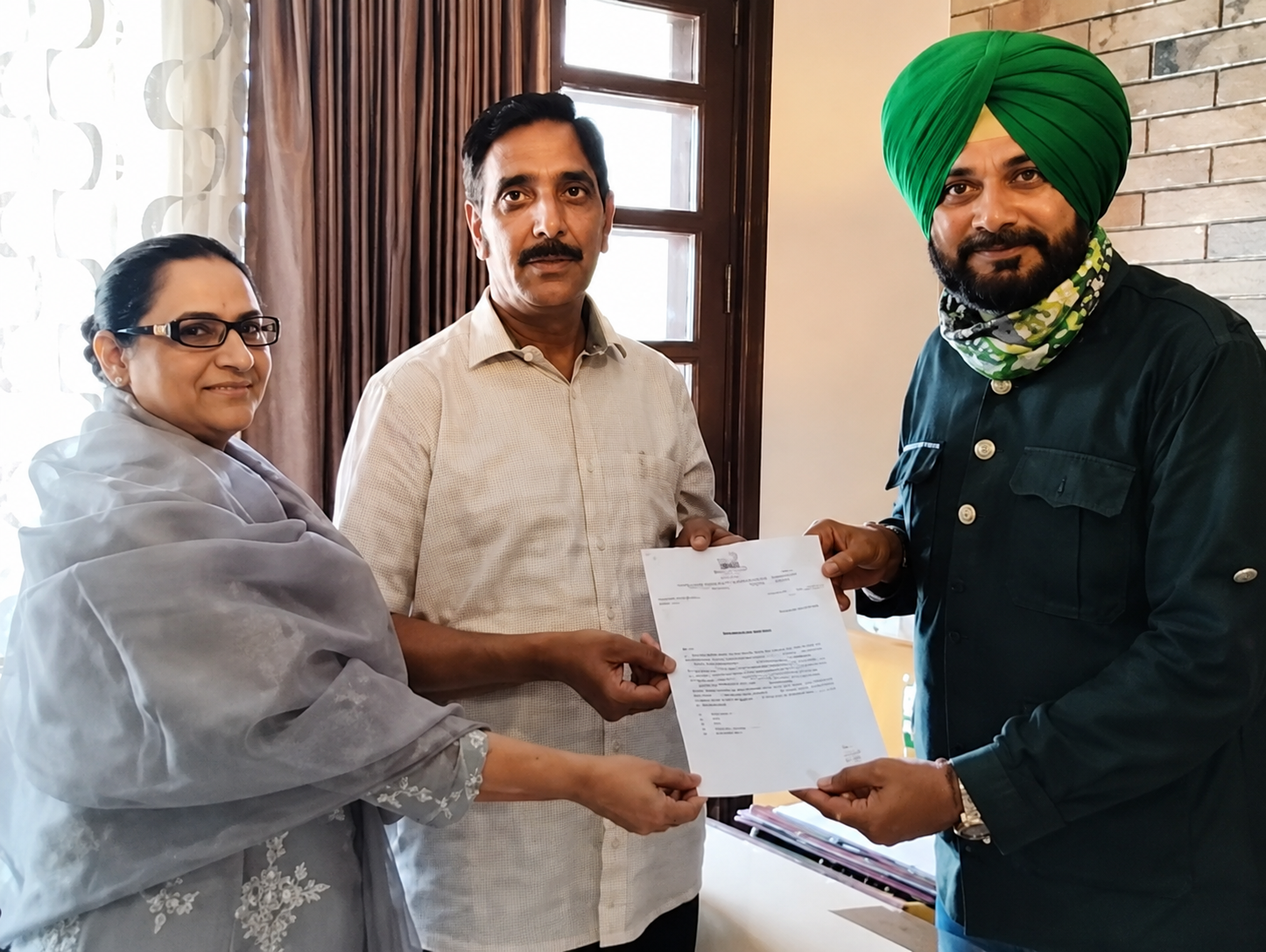 नवजोत सिद्धू ने पंजाब कांग्रेस प्रधान बनने पर पूर्व DGP मुहम्मद मुस्तफा को अपना सलाहकार बनाया था। फोटो में सिद्धू के साथ मुस्तफा और मुस्तफा की पूर्व मंत्री पत्नी रजिया सुल्तान भी हैं।- फाइल फोटो
