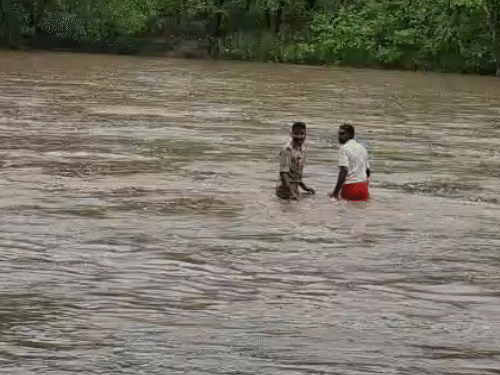 छत्तीसगढ़ के बलौदा बाजार के बालमदेही नदी में बाढ़ में फंसे श्रद्धालुओं को निकाला गया।