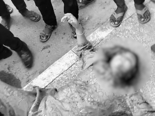 महिला IIT कानपुर में काम करती है। वह सड़क पर खून से लथपथ तड़पती रही।