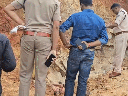 ग्रामीणों की मदद से युवकों को बाहर निकाला गया।