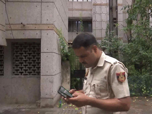NDMC की इसी बिल्डिंग के फ्लैट की तीसरी मंजिल से गिरने के कारण आकृति की मौत हो गई।