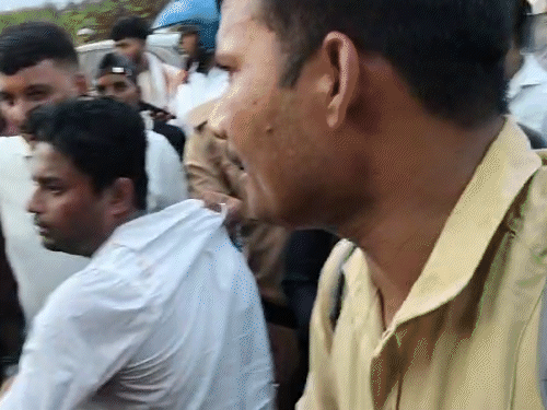 भीड़ ने आरोपी को पकड़कर पीटा। फिर पुलिस के हवाले कर दिया।