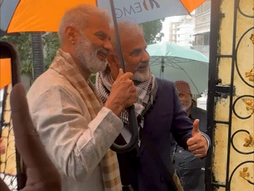 लगान फिल्म के एक्टर अमीन हाजी अपने जुड़वां भाई करीम हाजी और परिवार के साथ शादी में पहुंचे।