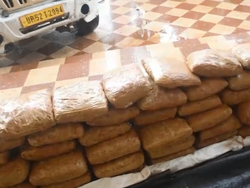ओडिशा से यूपी ले जा रहे थे गांजा।
