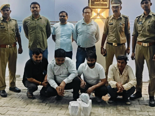 गाजियाबाद पुलिस ने चलती कार में भ्रूण लिंग जांच और गर्भपात कराने वाले 4 लोगों को पकड़ा है।