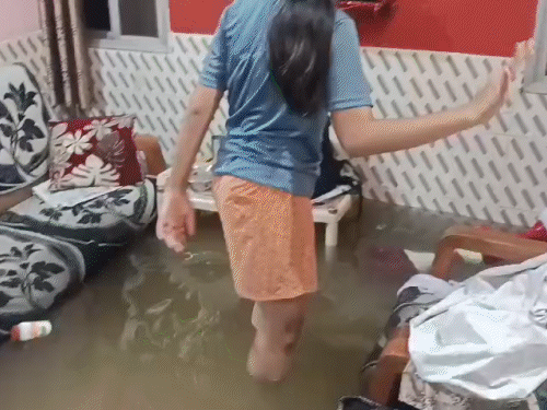डीडी नगर जोन 5 में घर के अंदर घुटने तक भर पानी।।