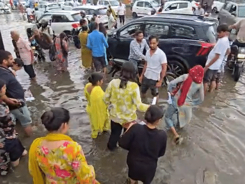 झज्जर में तेज बारिश के बाद सड़कों पर पानी भर गया।