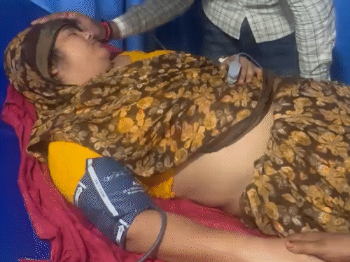 अस्पताल में भर्ती कोमेश गुर्जर बार-बार बेहोश हो रही थी।