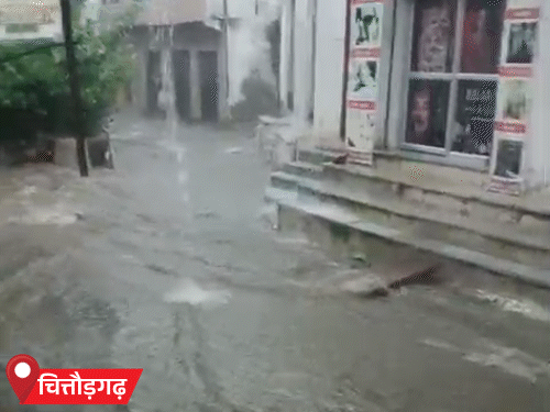 राजस्थान के चित्तौड़गढ़ में रविवार को करीब एक घंटे तेज बारिश हुई। सड़कों पर पानी नदी की तरह बहने लगा।