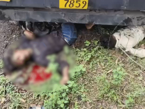 ट्रेलर की चपेट में आने से बाइक सवार 2 युवकों की मौत हो गई। - Dainik Bhaskar