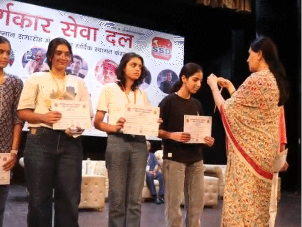 बोलीं- शिक्षा से ही बनेगा विकसित भारत, मेधावी स्टूडेंट्स को आगे बढ़ाना समाज की जिम्मेदारी