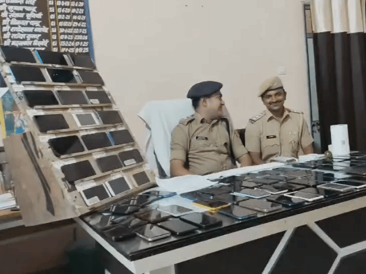 पुलिस ने आरोपियों से 91 फोन के साथ अन्य सामान जब्त किया है।