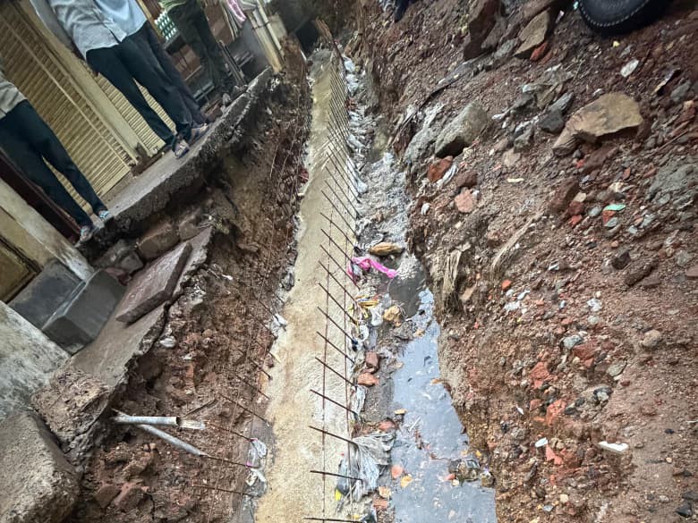 नाले निर्माण में देरी से जलभराव की स्थिति बनी।