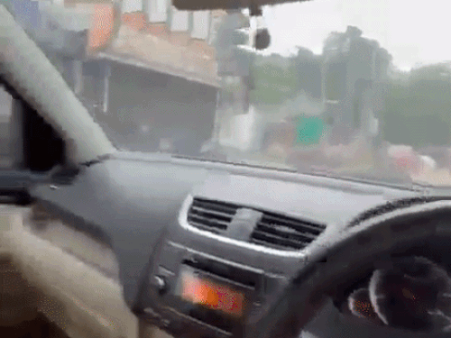 युवक गाड़ी चलाते समय रील बना रहा था, जिससे महिला का एक्सीडेंट हो गया।