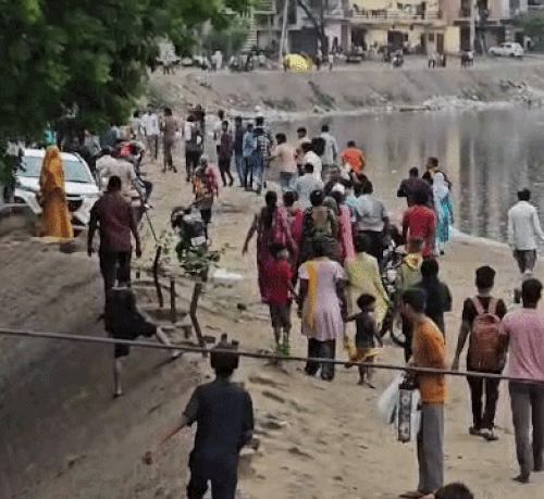 वीडियो बना रहे युवकों को पुलिस की टीम ने वहां से भगा दिया।