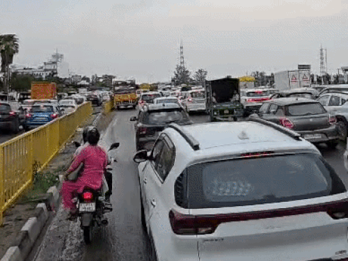 युवक के टावर पर चढ़ने के बाद हाईवे पर लंबा जाम लग गया।
