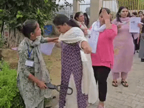थ्री लेयर सुरक्षा के बीच जांच का प्रावधान किया गया है