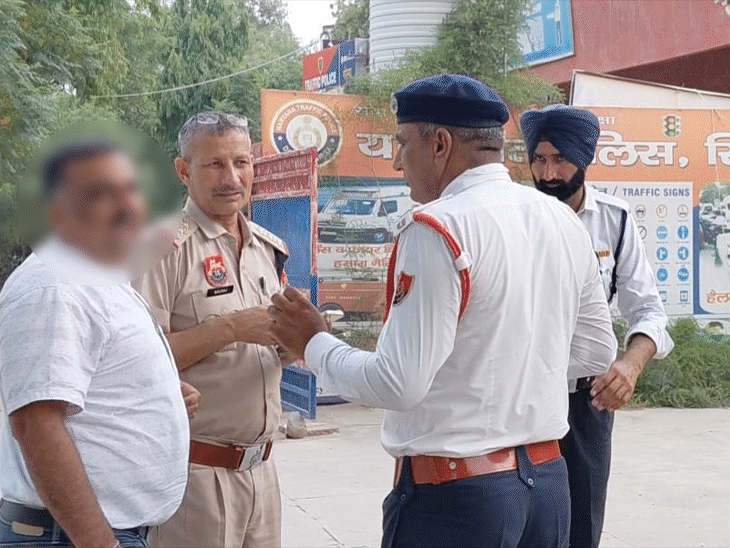 थाने में पुलिस के साथ बातचीत करते हुए खुद को डॉक्टर बताने वाले क्रेटा गाड़ी चालक